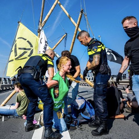 ChangeOrDie9's tweet photo. U bedoelt bij boerenterreur van dierenbeulen en klimaat ontwrichters knijpen we een oogje toe en als bezorgde ouders en opa’s en oma’s vreedzaam betogen voor een leefbare planeet voor iedereen dan is het zero tolerance. #zeroverstand #boerenprotest #boerenterreur #extinction https://t.co/K1m5xrynBI