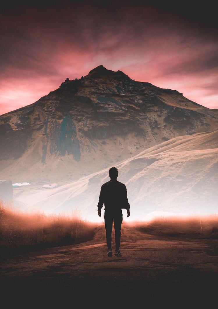 حين
اكتبك قصيدةً
ألمح دموع الحسرة على وجنتيكِ
طيفُكِ معلقاً بين الواقع والخيال
فجأة
ترحلي
تختفي
تترُكِ لي 
فراغ وصمت المكان
أحس أني 
ضائع بين ذكرياتي
دموعي تنعي أمنياتي
أجدُني 
خائفٌ من وحدتي
تائه
رفقة قصيدتي
#الشامخ 
#خربشات