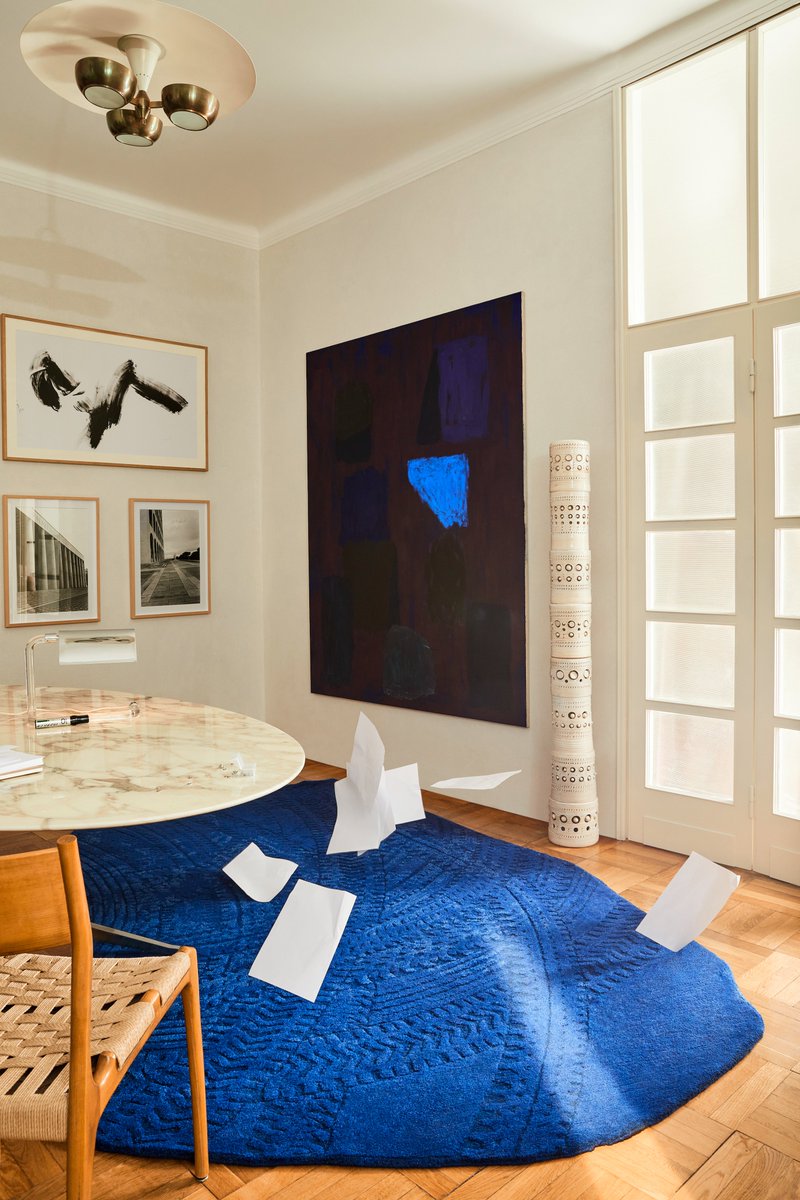 Reifenspuren bilden das Muster des Teppichs aus der Serie Car Park von Oddmatter / Els Woldhek &amp; Georgi Manassiev für cc-tapis. Entdeckt von #gibdirstoff 
Foto: Carlotta Manaigo für cc-tapis 
#snverlag #Textil #haustex #carpethomemagazine 
dekowiki.de