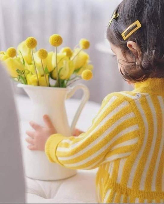 "إذا ضاقت الأولى عليَّ برحبْها
وضنَّت بما أرجو  فثَمَّةَ آخرَة

قضيتُ بجُبْرانِ الخواطرِ رحلتي
ولي خافقٌ  اللهُ يَجبرُ خاطرَه"

#حذيفة_العرجي