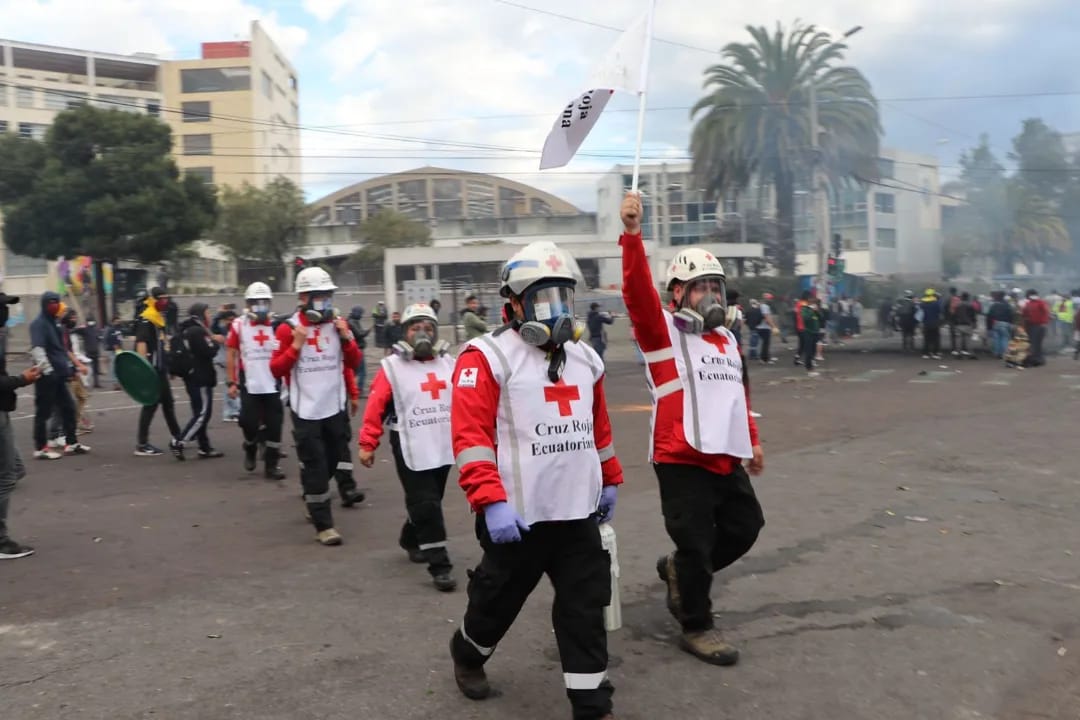 teleamazonasec's tweet photo. #AHORA | La Cruz Roja del #Ecuador brinda atención médica en #Quito y otras ciudades del país en medio del #ParoNacionalEc2022. Recuerda que su personal y voluntarios NO son un objetivo. Vía/@cruzrojaecuador https://t.co/nHw4ogDVtd