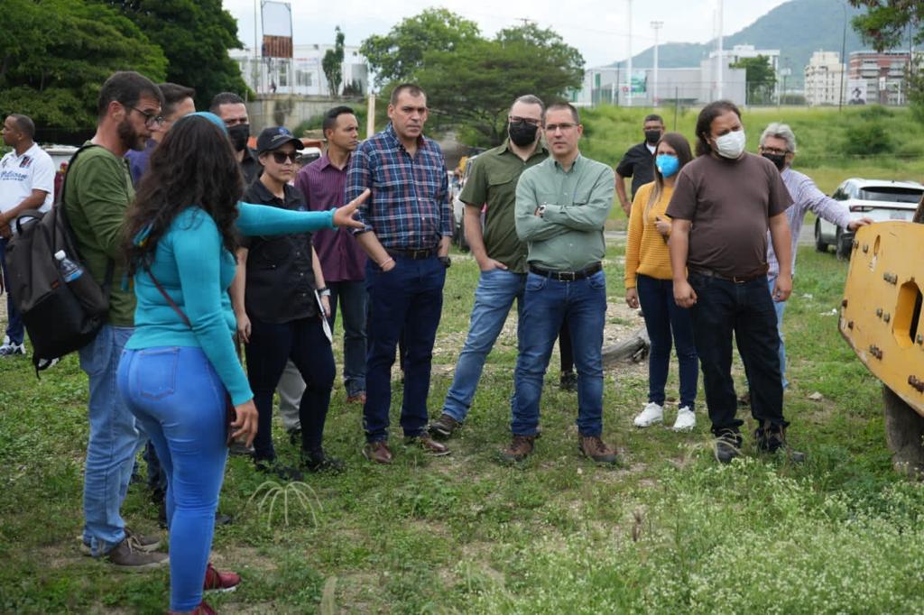jaarreaza's tweet photo. Por instrucciones del Presidente @NicolasMaduro fuimos al Campamento de Pioneros Fuerza Roraima del Movimiento de Pobladores/as con los ministros @IMVillarroel1 e @HAbreuMRT para evaluar la recuperación de sus maquinarias para la construcción de viviendas. ¡Ahora a trabajar! https://t.co/SnLKgv36if