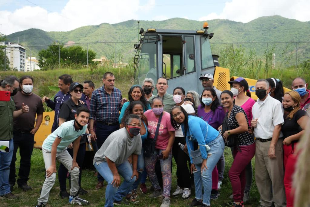 jaarreaza's tweet photo. Por instrucciones del Presidente @NicolasMaduro fuimos al Campamento de Pioneros Fuerza Roraima del Movimiento de Pobladores/as con los ministros @IMVillarroel1 e @HAbreuMRT para evaluar la recuperación de sus maquinarias para la construcción de viviendas. ¡Ahora a trabajar! https://t.co/SnLKgv36if