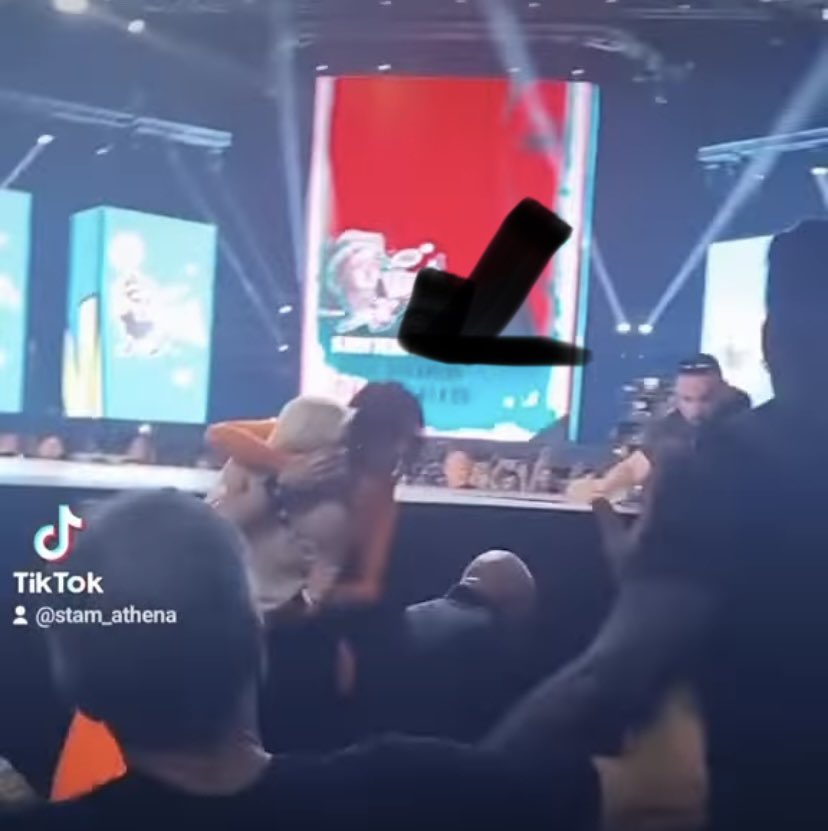 patsidakii's tweet photo. εδώ βλέπουμε την Αναστασία,18 ετών κοπέλα,να ΠΡΟΣΤΑΤΕΥΕΙ μια άλλη κοπέλα για να ΜΗΝ ΧΤΥΠΗΣΕΙ από κάποιους «άντρες» που ήθελαν απλά να δείξουν την «δύναμη» τους. #MadVMA22 https://t.co/ZiIbZA0HK1