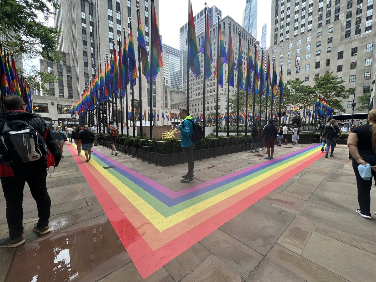 NYCRobyn's tweet photo. #pridemonth #pride🌈 🏳️‍🌈🏳️‍⚧️ and #changingspaces @rockefellercenter @jeppehein liquid architecture. #NYC #whyiwalk #seeyourcity #mynewyork #streetart @303gallery #rockefellercenter #jeppehein @koeniggalerie @nycfeelings @agreatbigcity @NBCNewYork @NYCDailyPics @NYC https://t.co/n6Vi9vb6Ak