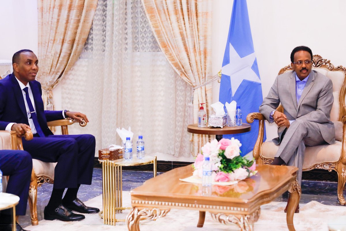 MrDuqa's tweet image. H.E @M_Farmaajo receives newly appointed Somali PM HE Hamza Abdi Barre to convey his personal congratulations &amp;amp; best wishes. H.E Farmaajo expressed assurance for his support &amp;amp; called on the Citizens to cooperate with the new leadership to propel our nation towards prosperity.