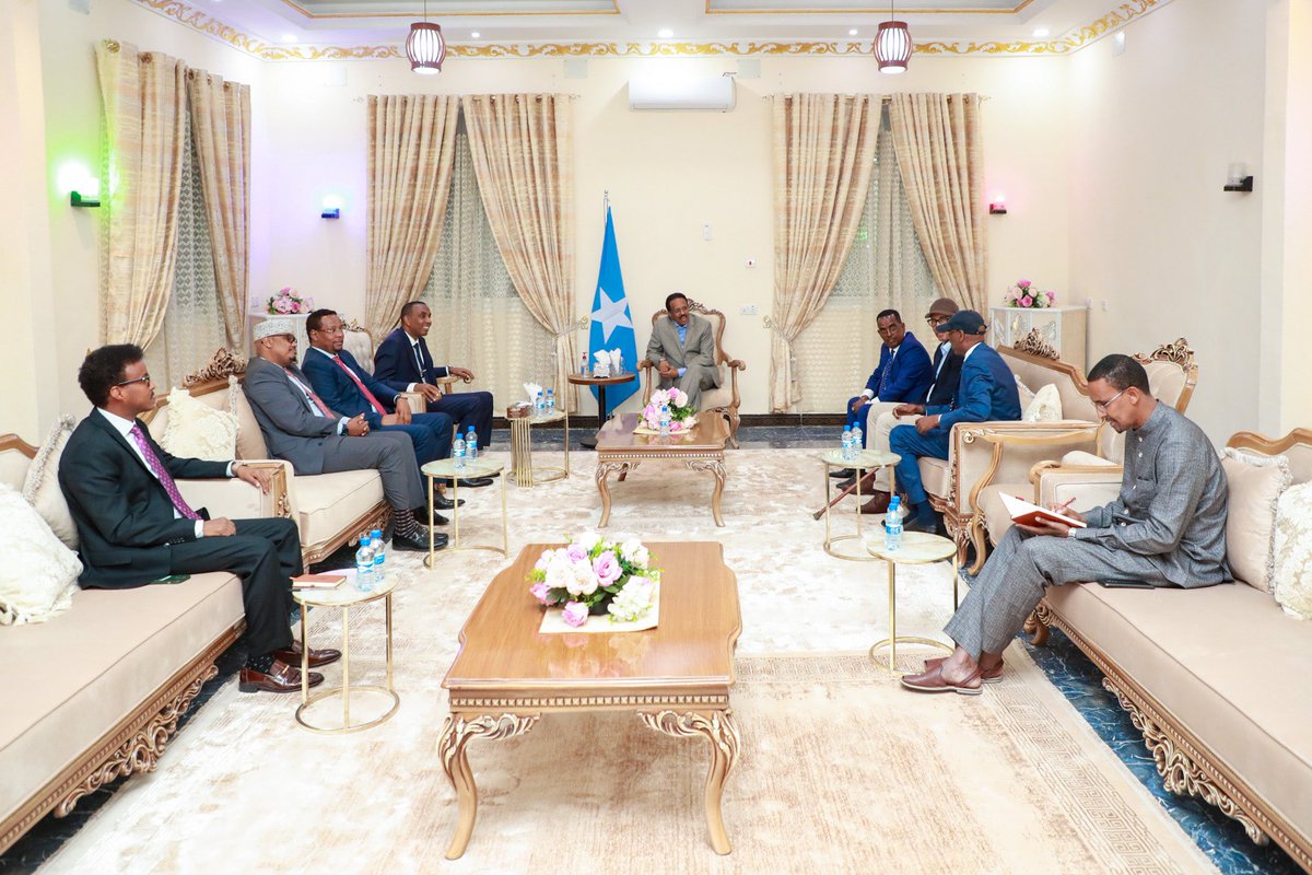 MrDuqa's tweet image. H.E @M_Farmaajo receives newly appointed Somali PM HE Hamza Abdi Barre to convey his personal congratulations &amp;amp; best wishes. H.E Farmaajo expressed assurance for his support &amp;amp; called on the Citizens to cooperate with the new leadership to propel our nation towards prosperity.
