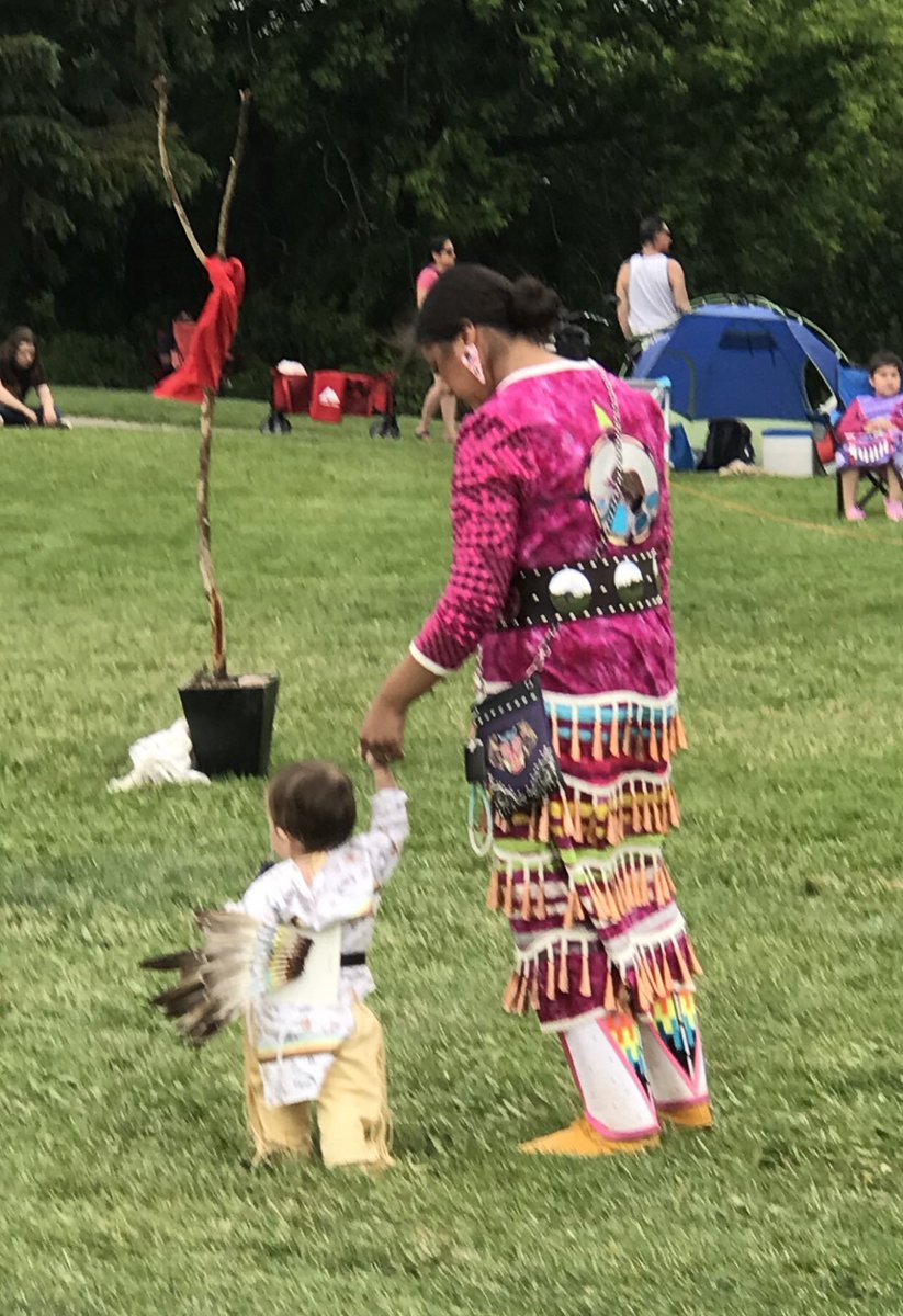DhkBeau's tweet photo. In Ojibwe our word for baby is binojiinh (pronounced bi-no-jeenh; nasal ending). #NationalIndigenousPeoplesDay Powwow at Bell Park, Sudbury, ON. https://t.co/tz8CRGFtdc