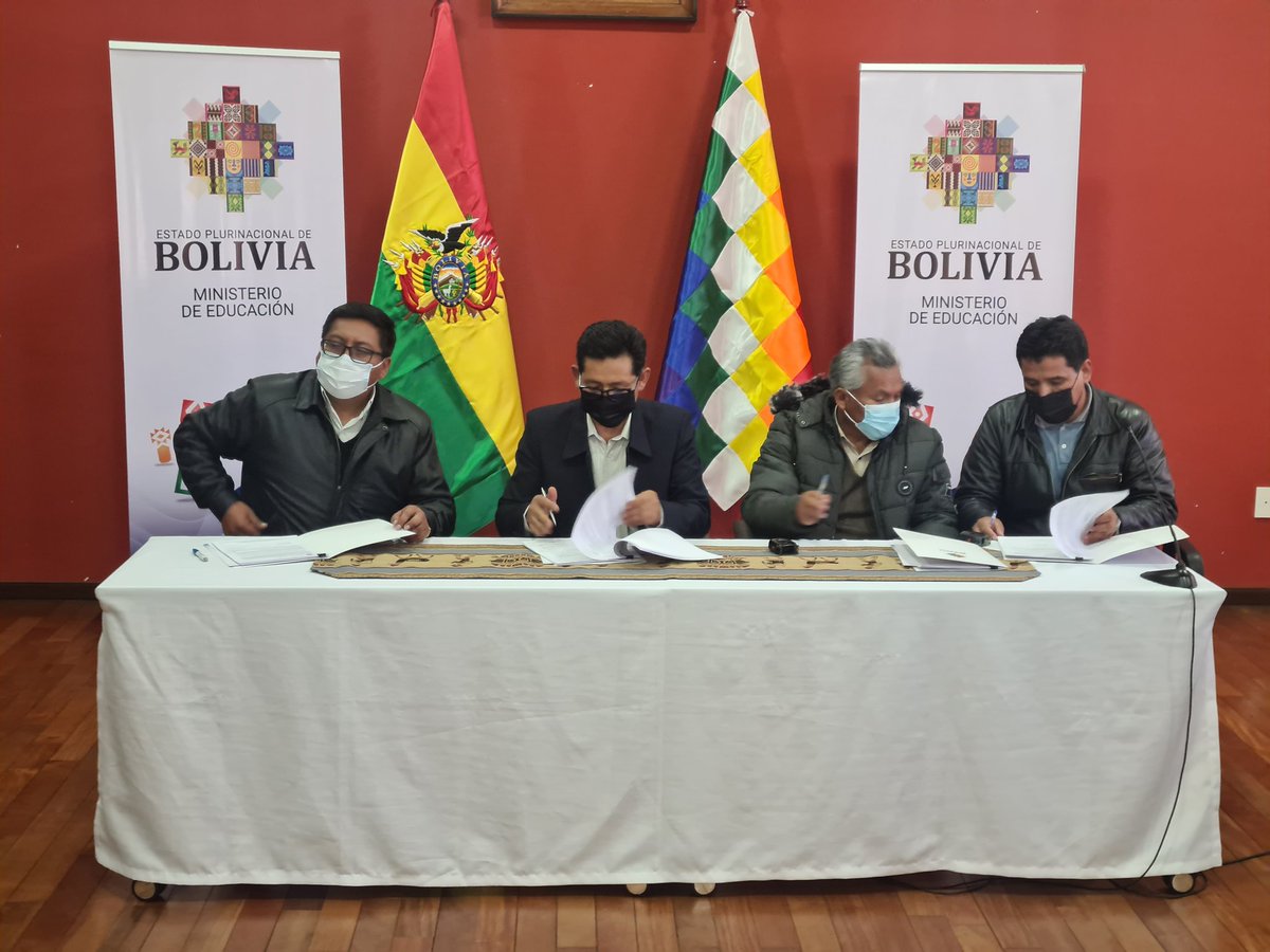 minedubol's tweet photo. #LaPaz | El Ministerio de Educación y la #CONMERB, firman un documento de entendimiento que establece los avances sobre la atención a las peticiones establecidas en el pliego petitorio de este sector del magisterio.
#EducarParaTransformar https://t.co/QUVspZgtYI