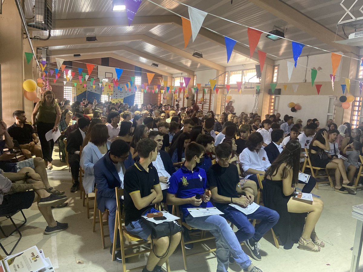 nicolaucopernic's tweet photo. Una sala d’actes plena de gom a gom per celebrar el final d’etapa dels nois i noies de 4ESO, és un dia important per tots, han estat quatre anys de compartir les vostres il·lusions, desitjos i inquietuds! I ara Endavant amb els vostres projectes!!!!@AfaCopernic https://t.co/2cRd1WazBy