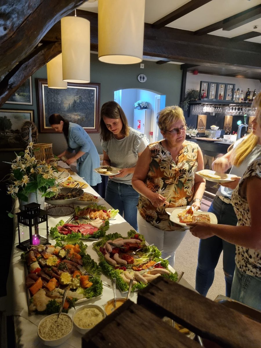 wijmie's tweet photo. Het kon weer🤗 Sinds lange tijd weer PV avond van “De Woelwaters” WZC Bunterhoek @WZU Veluwe #BBQ #lekkereten #lekkerkletsen #alsvanouds https://t.co/lsOBrePF6f