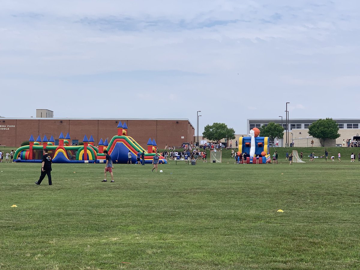 PeaceTeachSmile's tweet photo. A great day for the 8th grade picnic - thank you parent volunteers @SevernaParkMS https://t.co/mqh4sAEW7R