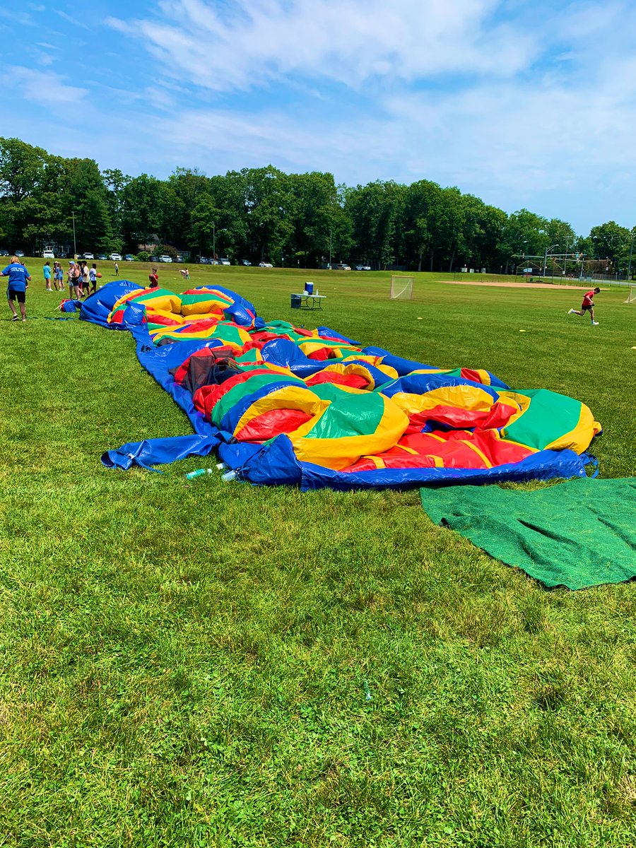 PeaceTeachSmile's tweet photo. A great day for the 8th grade picnic - thank you parent volunteers @SevernaParkMS https://t.co/mqh4sAEW7R