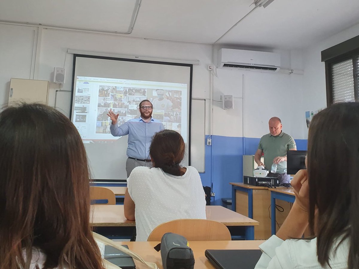 educa360_EdTech's tweet photo. 🗓 Hoy visitamos el Aula de #Emprendimiento💡del @lopezdearenas
Nuestros compañeros @roncero_franM (COO) y @kikofjct (Dircom) han compartido sus experiencias sobre el emprendimiento y el #marketing en el #metaverso 🚀
#Educacion #MetaversoEducativo #AgenteTic https://t.co/8FYkCg0cua