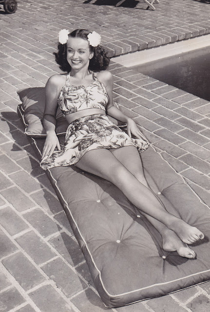 CenturyRetroHQ's tweet photo. Excited to share the latest addition to my #etsy shop: Classic Hollywood Pin-Up Models and Actresses - 8 Photo Trading Cards https://t.co/bLA9a9dzvf #publicityphotos #hollywoodicons #pinupmodels #pinupphotos #classicphotography #marilynmaxwell #hollywoodlegends #actress https://t.co/EZOCUKz32F