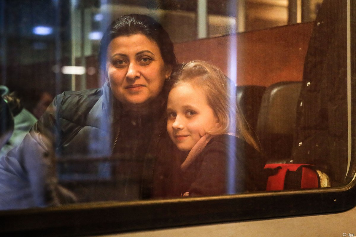 GermanAmbUSA's tweet image. Germany stands by the refugees from Ukraine. So far, 800,000 refugees have found protection in Germany &amp;amp; 135,000 Ukrainian children are enrolled in German schools. We will continue to help however we can. #StandWithUkraine