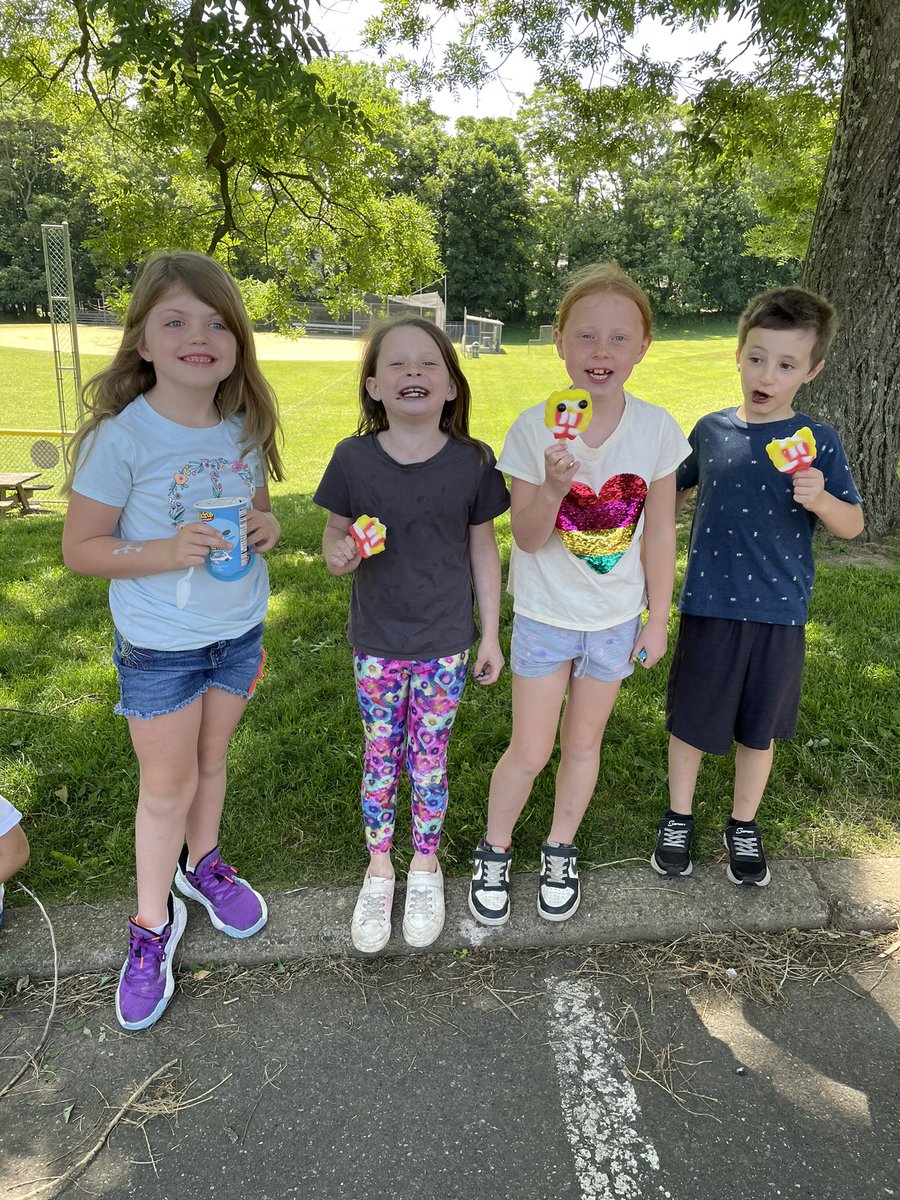 ECalamito's tweet photo. Everyone loves an ice cream truck!🍦 Thanks, PTO! @WPSSicomac @wyckoffschools https://t.co/pa4TSTEk2m