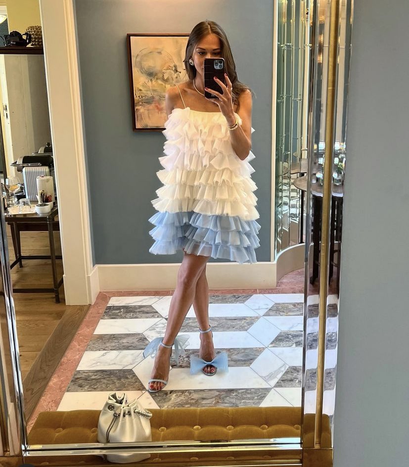 Jimmy Choo 
شرايكم ؟ بلون البيبي بلو مررره حلو