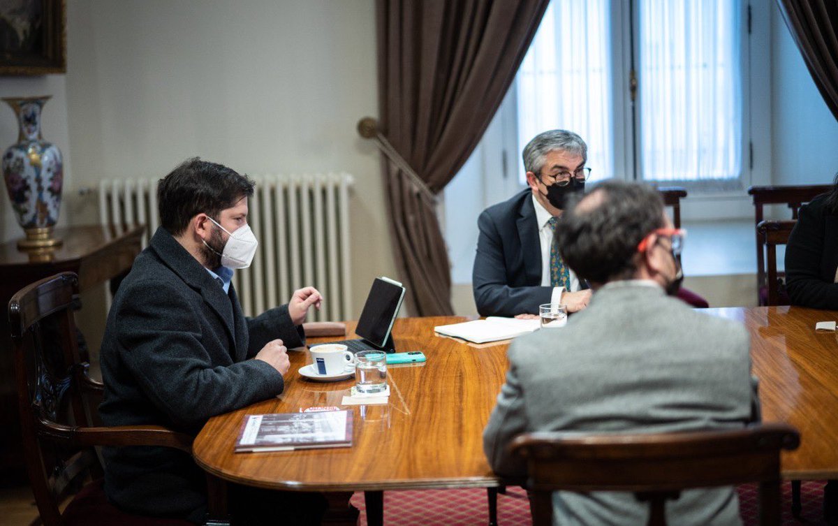Archivo20222026's tweet photo. Los trenes generan un impacto positivo en productividad y medioambiente, por esta razón Pdte @gabrielboric se reunió con ministros de @MTTChile @JuanCaMunozA, @mop_chile @jcgarciapdea y @Min_Hacienda @mariomarcelc, y así profundizar en el Plan Nacional de Desarrollo Ferroviario. https://t.co/YFLH3q5xX2