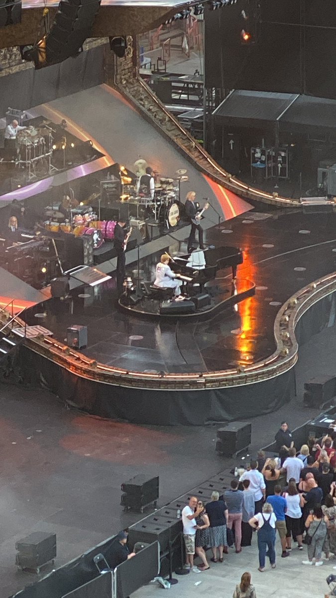 Thanks for a fabulous evening <a href="/eltonofficial/">Elton John</a> it was a wonderful concert <a href="/ashtongatestad/">Ashton Gate Stadium</a> 🧡👏 thank you !