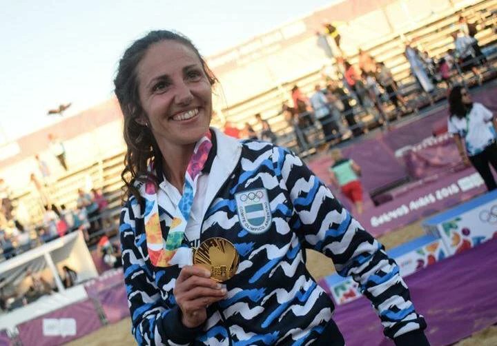Gisella Bonomi (apenas 22 años) y Leticia Brunati fueron elegidas como 2 de las 12 leyendas del beach handball. En el Mundial que se realiza en Grecia, se celebraron los 30 años de la disciplina y las argentinas 🇦🇷 fueron reconocidas. Chapeau!
