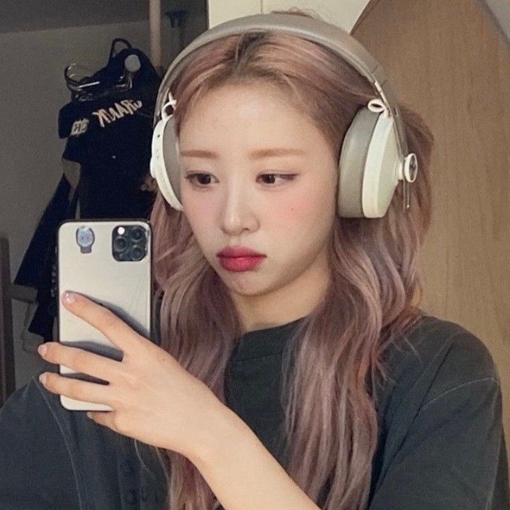 yveseolathinker's tweet photo. 🎧
 #YVES #SEOLA https://t.co/xhuGQ5zXzy