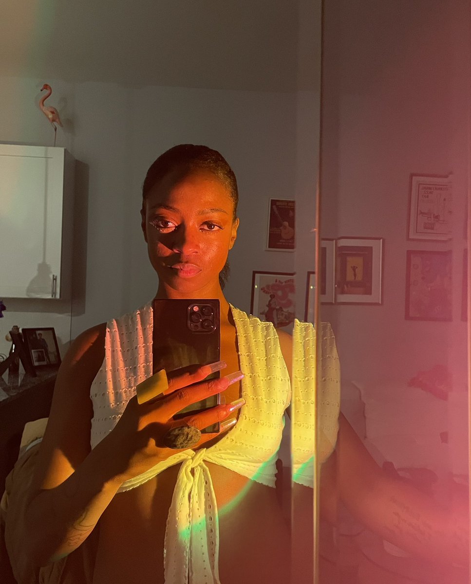 rwelshnoel's tweet photo. If there’s a mirror ima find it https://t.co/bAFdrBwgqo