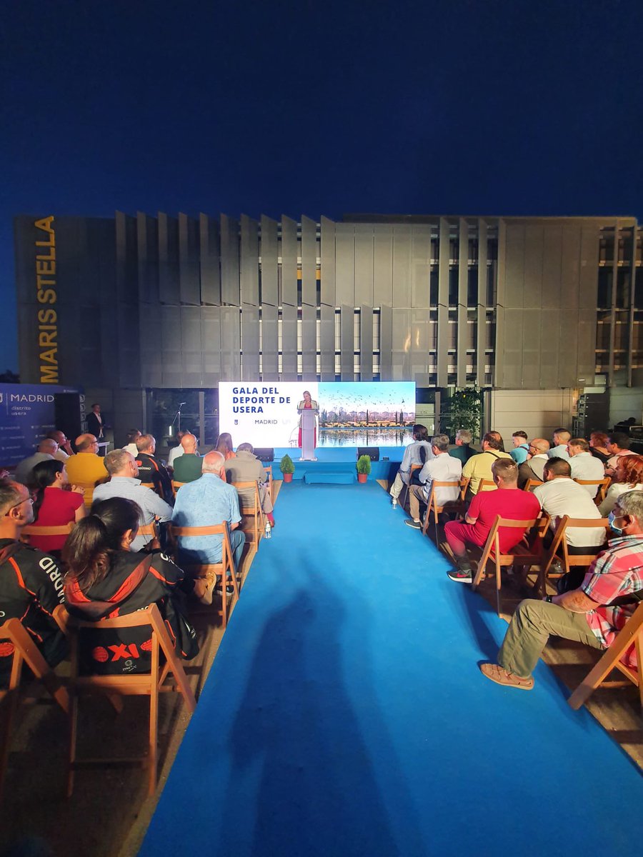 loretosord's tweet photo. En esta I Gala reconocemos la labor que hacen en #Usera por el deporte tantas personas anónimas y sus clubes.
Este distrito es lo que es en gran parte por la labor de todos los clubes y entidades que cada día trabajan por el deporte en sus barrios.
Eternamente agradecida.🤗 https://t.co/HMuWQbiFqP