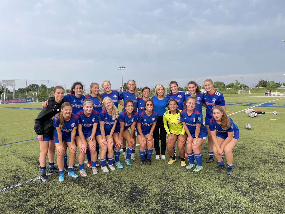 The young women on Arlington soccer tell me they will be forever grateful to “the amazing powerhouse leader Billie Jean King” and others for what they’ve done for their generation by getting Title IX passed 50 years ago - tonight ⁦<a href="/NBCNightlyNews/">NBC Nightly News with Tom Llamas</a>⁩