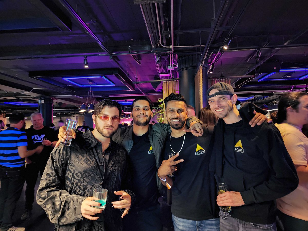 The boys are repping <a href="/NFT_NYC/">NFT.NYC</a> 🏙️ #Arcade

<a href="/GinoTheGhost/">gino.eth 💽</a> x @flufzilla
<a href="/Jetlagtrading/">Kaz.arcade</a> x <a href="/whoisoldgreg_/">Greg</a>