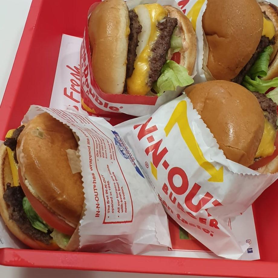 SteveSuppy's tweet photo. in n out is good 😋😋 essential california experience https://t.co/r9SkknpUGE