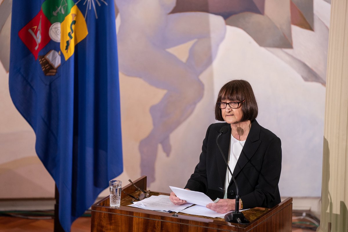 Hoy tuve el honor de acompañar y ver a <a href="/RosaDeves/">Rosa Devés</a> convertirse en la primera mujer rectora de la <a href="/uchile/">Universidad de Chile</a>. Qué alegría y orgullo! Las buenas noticias para la Universidad de Chile son buenas noticias para la educación pública y para todo nuestro país.