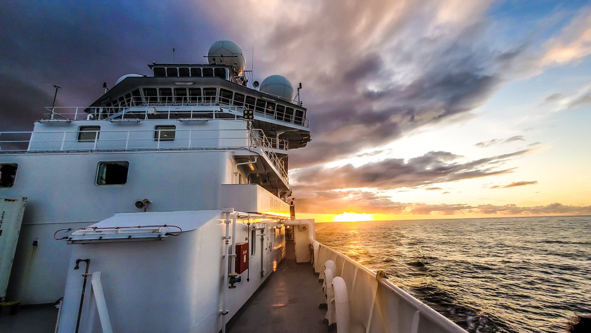 AliJamMedia's tweet photo. Sea sunsets upon a vanishing horizon 

Lucky to be at sea 🌅 w. @DrKendallM &amp; @alexf_jones 

@UON_research @Uni_Newcastle &amp; @Sydney_Uni @sydneyunigeo #marine #geology #science #team on the @CSIRO #investigator #vessel traveling along the #Australian #eastcoast #continentalshelf https://t.co/dyTZY7fsMP