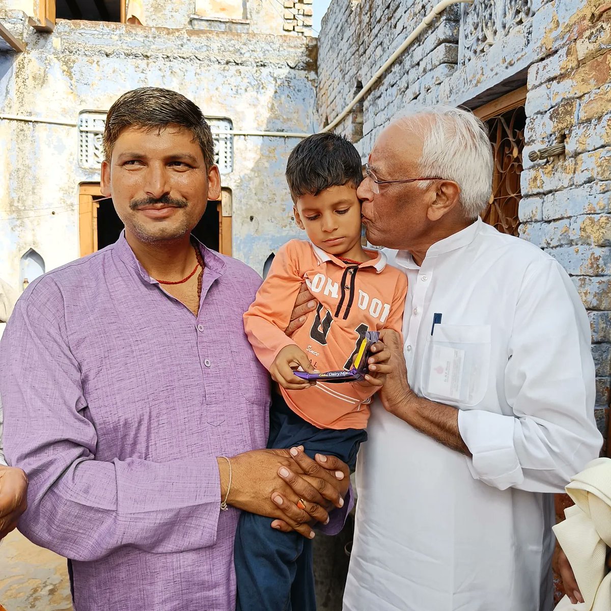 mountaineagle01's tweet photo. आज हमारे निवास पर भारतीय जनता पार्टी के हरियाणा के संगठन महामंत्री आदरणीय रविंद्र राजू जी मुझे @mountaineagle01 को आशीर्वाद देने के लिए हमारे निवास पर पधारे । 
.
.
#Haryana #BJP #bjpindia #BJP4India #bjpfanclub #bjpdelhi #bjpharyana #cmoharyana #ravinderraju #bjpsupporter https://t.co/MZgovMKrSF