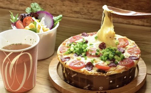 nk_fukubari's tweet photo. もうすぐお昼ですね✨

#癒しカフェふれあい の
《とろ〜りチーズたっぷり馬肉の焼カレーセット》はいかがですか？😋🍴

こちらのカレー、なんと！特製スープをかけるとリゾット風になるんです🤤🍛
一度で二度美味しい✨

ご注文はこちら▼
https://t.co/srzdG9CCcc https://t.co/9QObnQrs4D