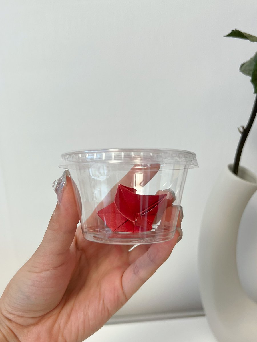 DJ070904's tweet image. 저 택배 왔는데 이거 지금 우리한테 한명 한명 꽃 접어서 보내준거야??? 대면은 꽃 선물하고 영통은 못만나니까 꽃을 직.접 접어 보내주는 아이돌이 있다?? 심지어 자꾸 향이 올라오길래 맡았더니 오빠 향수까지 뿌려줌 아; 거기다 향 날라가지말라고 통에 담아줌; 나 이런 손수종있다ㅠㅠ💜#손동운