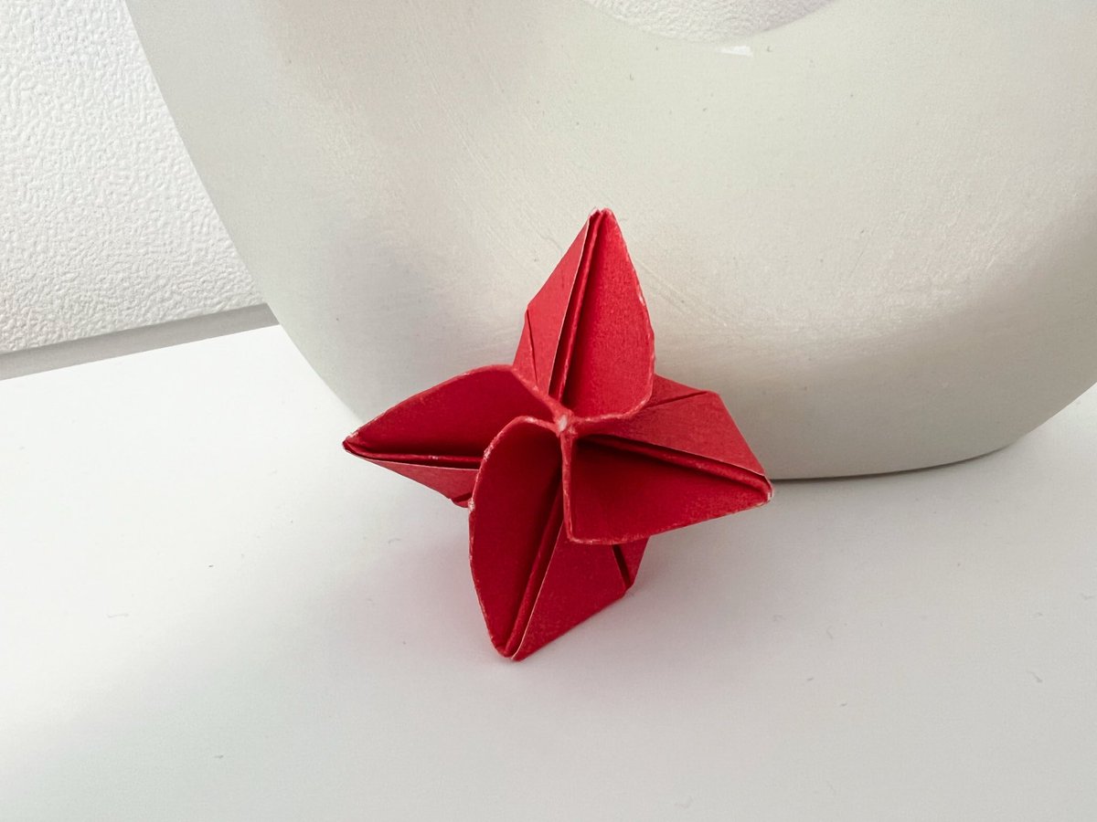 DJ070904's tweet image. 저 택배 왔는데 이거 지금 우리한테 한명 한명 꽃 접어서 보내준거야??? 대면은 꽃 선물하고 영통은 못만나니까 꽃을 직.접 접어 보내주는 아이돌이 있다?? 심지어 자꾸 향이 올라오길래 맡았더니 오빠 향수까지 뿌려줌 아; 거기다 향 날라가지말라고 통에 담아줌; 나 이런 손수종있다ㅠㅠ💜#손동운