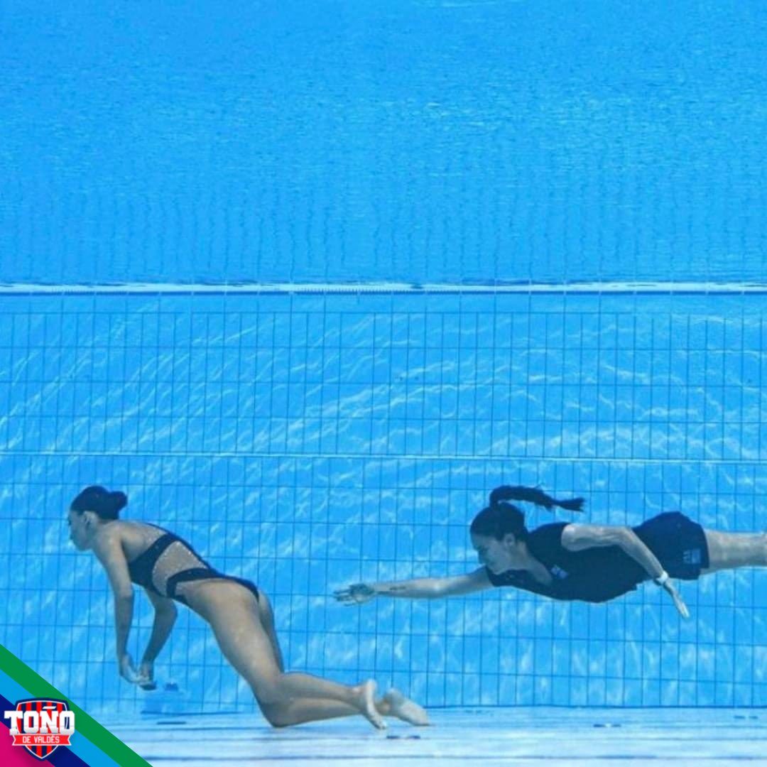 adevaldes's tweet photo. ¡De terror!😖 

La nadadora mexicoamericana Anita Álvarez sufrió un desmayo en medio de su rutina en el mundial de natación artística, teniendo que ser auxiliada por su entrenadora y los salvavidas del evento. https://t.co/mzRjGbSBrx