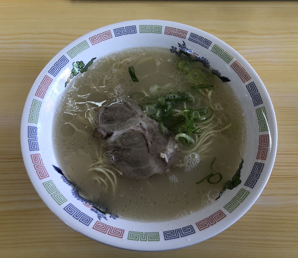 【はかたや】大野城市の「ラーメンはかたや」で「博多ラーメン」を頂きました。まずはスープの薄さに驚きました。いくら２９０円でもさすがにこれは・・・。でもお客さんで一杯なのでお店的にも常連さん的に