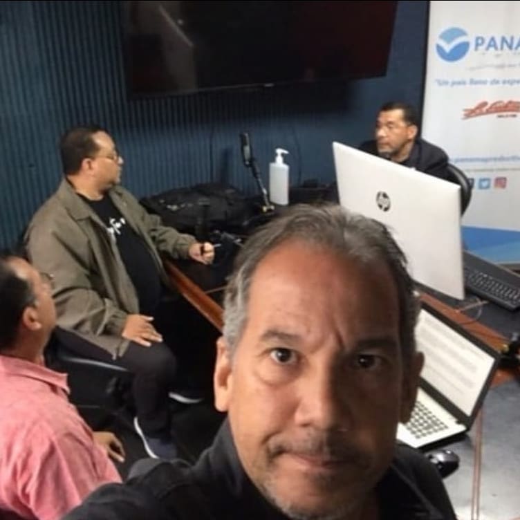 ConapolPMA's tweet photo. El sábado 180622, por invitación del programa radial Alza Tu Voz, transmitido por la Gran Cadena Exitosa y conducido por nuestros colegas Iván Picota y Néstor Ríos, participaron de forma brillante los compañeros Rigoberto Feullebois y José Ortega como también sus conductores. https://t.co/nJxuQRYahU