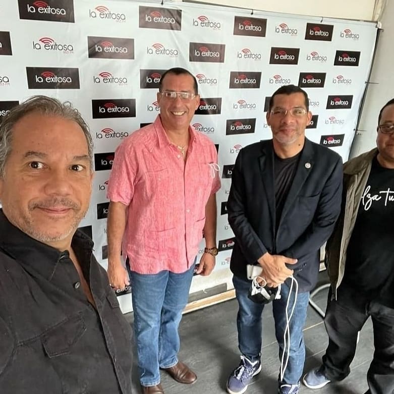 ConapolPMA's tweet photo. El sábado 180622, por invitación del programa radial Alza Tu Voz, transmitido por la Gran Cadena Exitosa y conducido por nuestros colegas Iván Picota y Néstor Ríos, participaron de forma brillante los compañeros Rigoberto Feullebois y José Ortega como también sus conductores. https://t.co/nJxuQRYahU