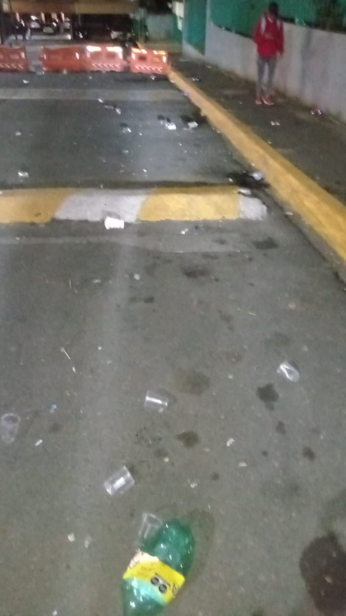 BellavistaSat's tweet photo. Así se ve la banqueta de @CdeBachilleres 5 después de sus fiestas diarias en el turno vespertino. Obvio el colegio se deslinda y NO barren. @TonyRodriguezMX @Gob_Tlalne @edomex @SEP_mx @alfredodelmazo tal parece que educan delincuentes en vez de estudiantes. https://t.co/zcSqPKFTtY