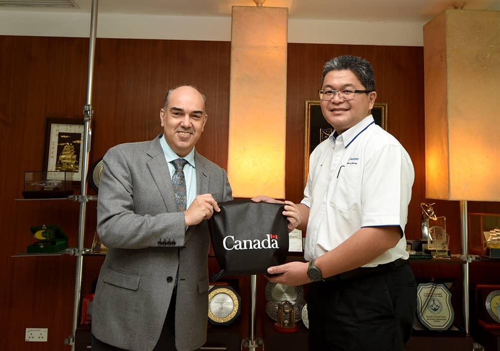 #DYK At the recent <a href="/IAPHWorldPorts/">The annual IAPH World Ports Conference</a> Conference in Vancouver, Northport Malaysia beat several international ports to win the 2022 Sustainability Award? High Commissioner @WayneRobsonCAN visited Northport to discuss increasing the flow of #Canadian #grain + #potash into the region.