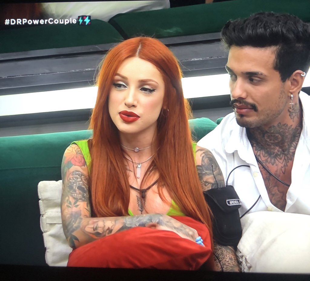 nikcomentaaa's tweet photo. brenda mostrando suas fragilidades ao vivo, pedindo perdão para as pessoas que a magoaram. e é sobre isso, é saber reconhecer os próprios erros. CAMPEÃ!! #DRPowerCouple #PowerCouple https://t.co/CUDdmSrFFD