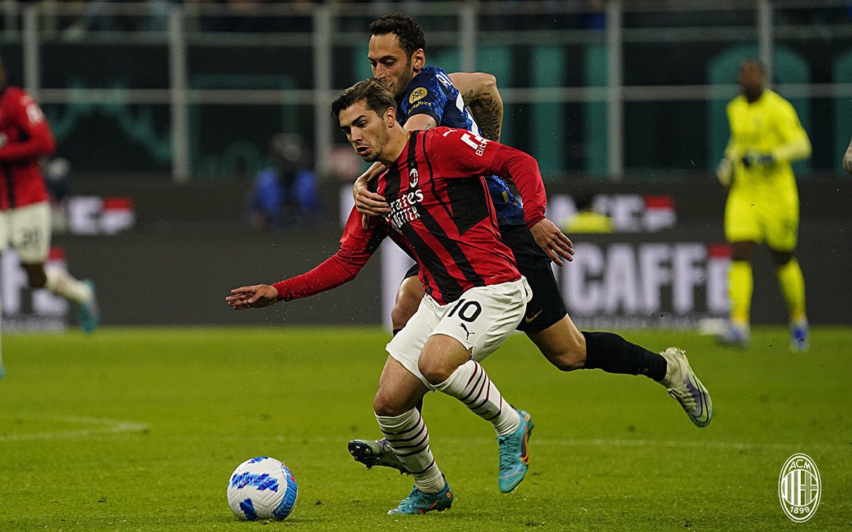 lnstantFoot's tweet photo. Hakan Calhanoglu : « On a perdu un derby à la 75e minute parce que Perisic, Barella et moi sommes sortis. On menait 1-0, on a perdu 1-2. 

Le coach Inzaghi a également sa responsabilité dans cette défaite. Je lui ai dit. »

(@tivibuspor) https://t.co/nsKP9S7g0Z