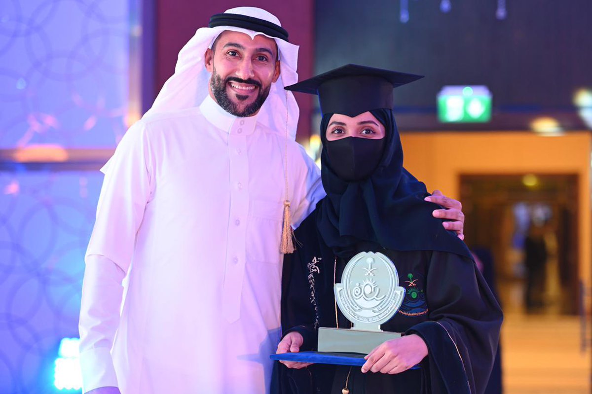 aj_h10's tweet photo. ولكل مجتهد نصيب 
ألف مبروك حبيبتي تكريمك بجائزة الأمير فهد بن سلطان للتفوق العلمي والتميز وأشوفك بأعلى المراتب يارب 💜 
@Zahra94302172 https://t.co/p6Y514Ay8K