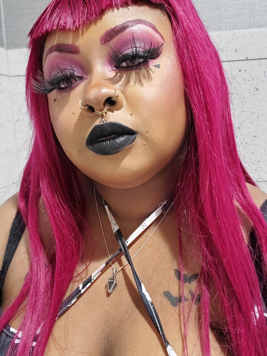 7voidfemme7's tweet photo. V bang gang 
#VBangs #Vampy #gothic https://t.co/LBImhtEFig
