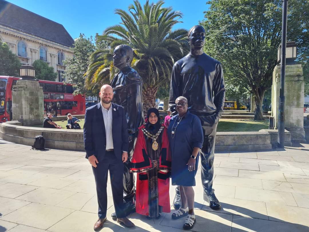 ifraahsamatar's tweet photo. The day kicked off with the unveiling of The artist Thomas J Price's beautiful sculptures. Followed by a variety of performances in the evening and important conversations. The 'Warm Shores' sculpture is a must see! #WindrushDay2022 #windrushgeneration #HackneySpirit #art https://t.co/t0nUmEe5DH