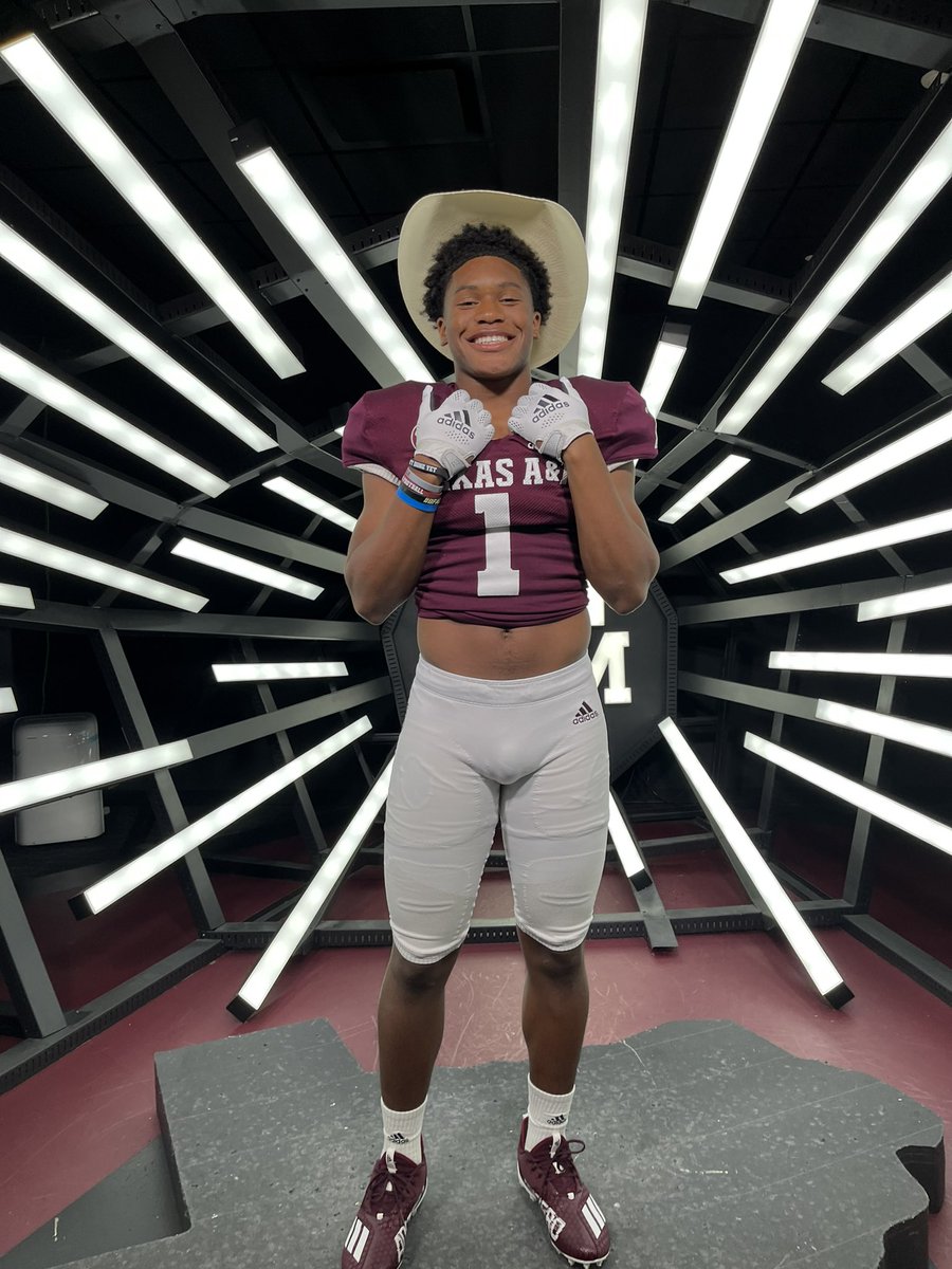 DrelonMiller's tweet photo. Gig ‘em? 👍🏽

#forever9 https://t.co/vJ2ouWwofa