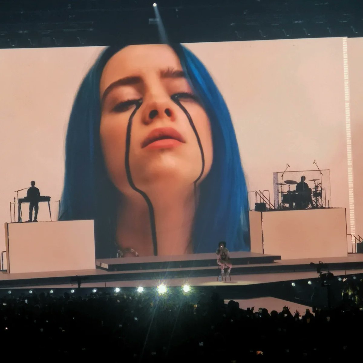 __Floriane___'s tweet photo. This night was out of time 💙 https://t.co/hiPLNyPmze
